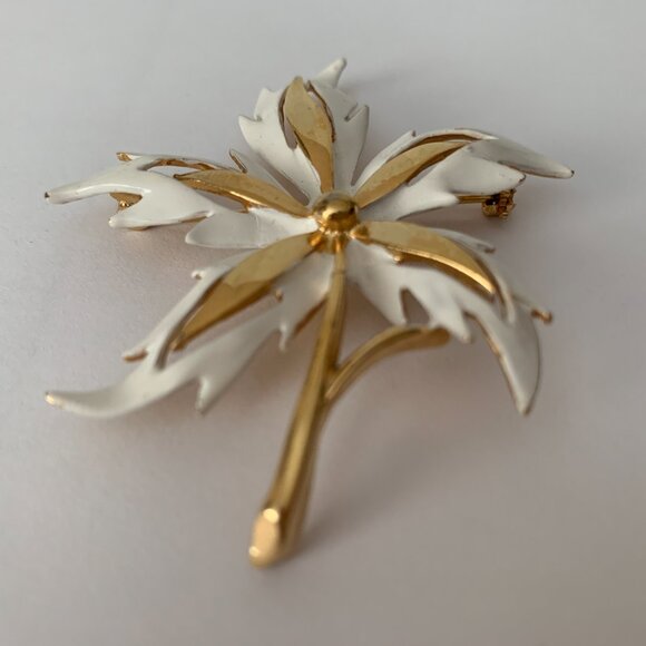Vintage BROOCH Gold Tone and Ivory Leaf / Floral Flower Leaves Stem Unsigned - Picture 3 of 7